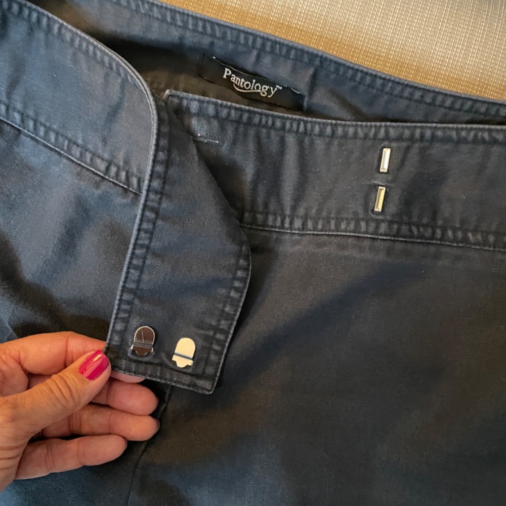 Woman's Bermuda Short, Pantalogy, Navy sz 14 - Picture 6 of 9